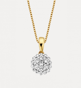 14 KARAAT WITGOUDEN ENTOURAGE HANGER MODEL PAZZO MET BRILJANT.
Sieraden uit de serie PAZZO, hebben een elegante weelderige uitstraling. Door de in entourage gezette briljanten schitteren de sieraden prachtig. PAZZO bestaat uit zijn ringen, hangers en oorsieraden. Deze hanger wordt zonder collier geleverd.